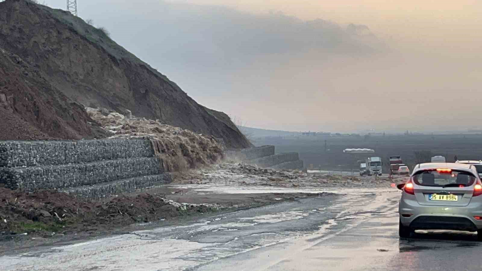 batmanda yagmur sonrasi sulama kanali tasti kara yolu tek seride dustu 3 h337Rr42