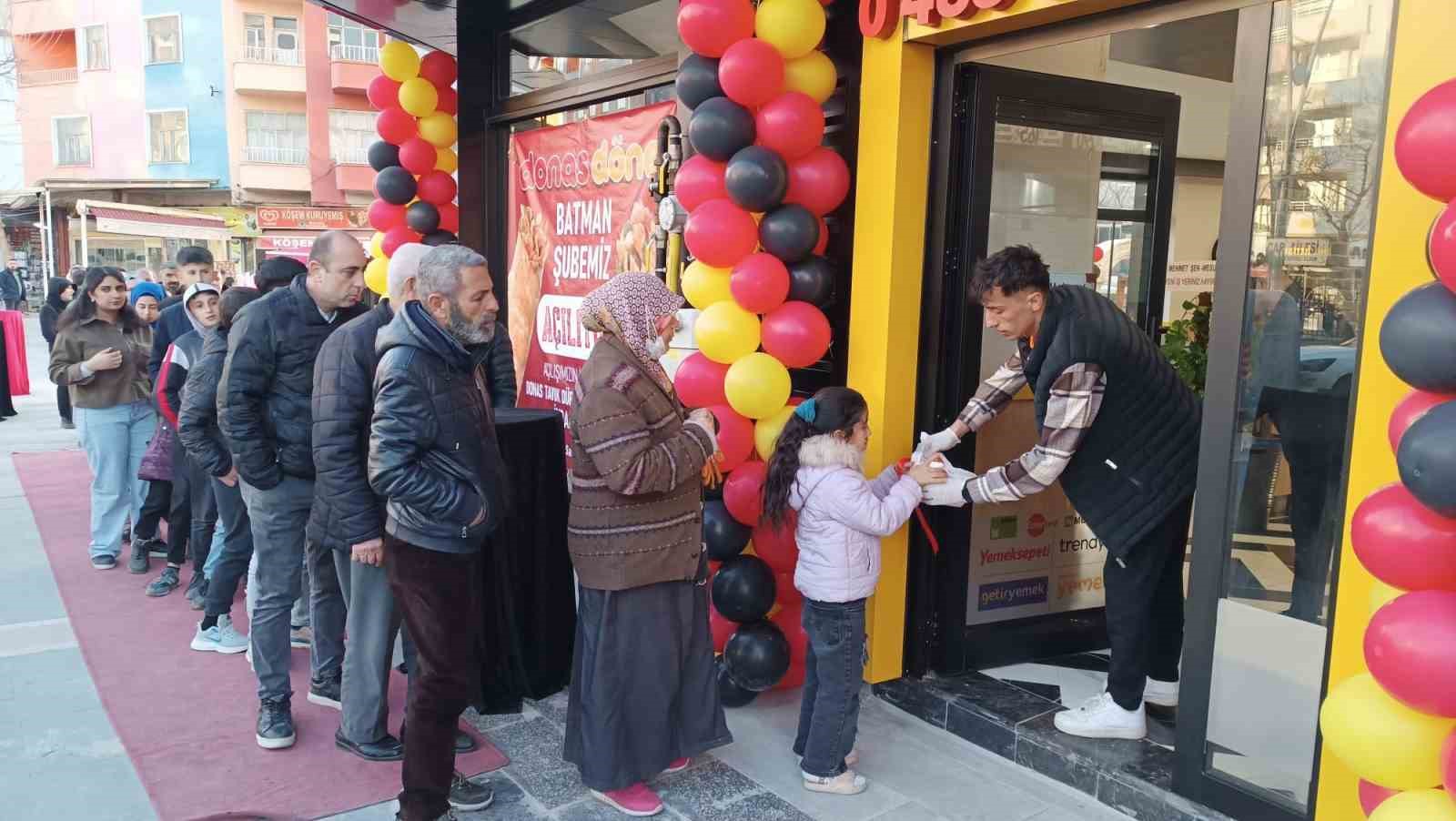 batmanda yeni acilan donerci bin kisiye ucretsiz iftar dagitti 0 gUpqIOgU