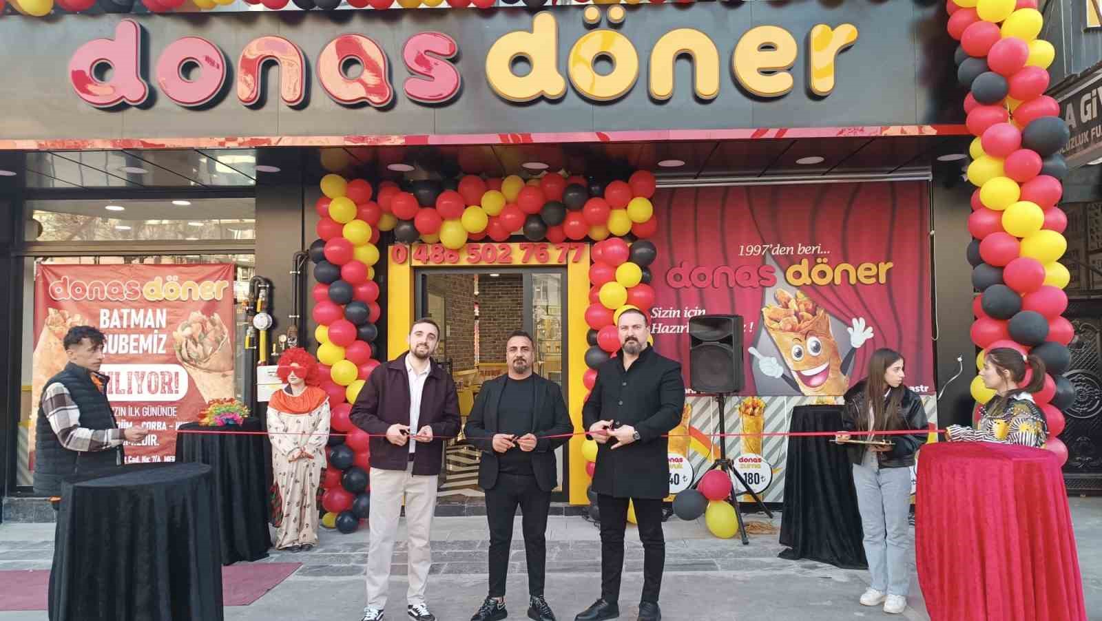 batmanda yeni acilan donerci bin kisiye ucretsiz iftar dagitti 1 NMdmBa5C