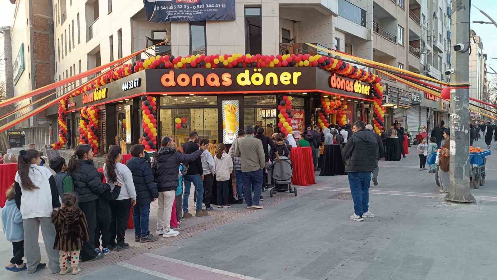 batmanda yeni acilan donerci bin kisiye ucretsiz iftar dagitti 2 SB12dAKe
