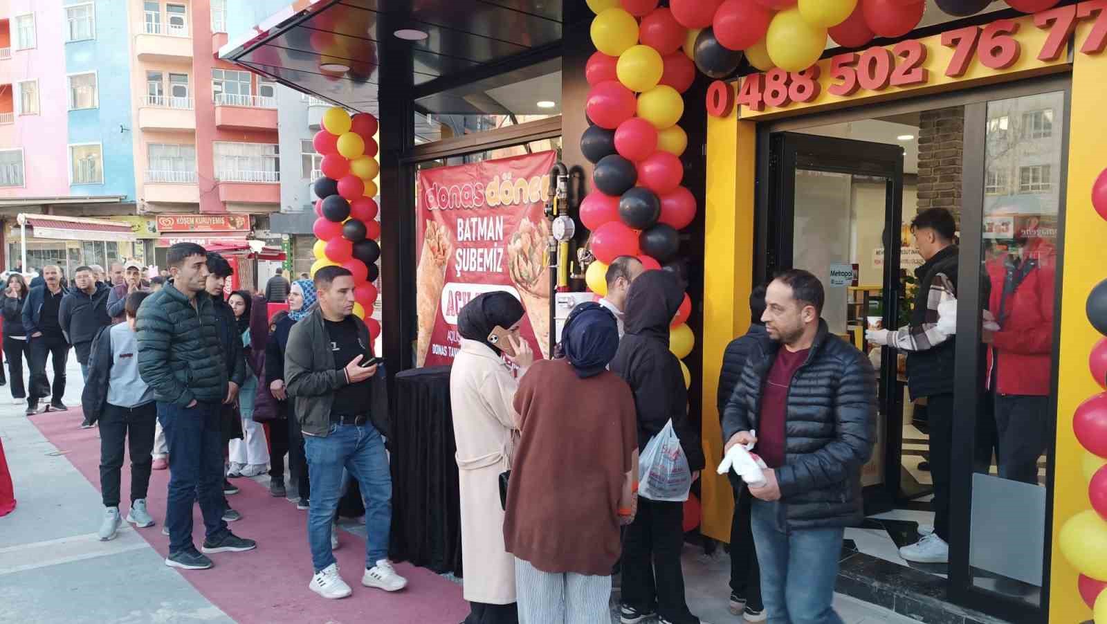 batmanda yeni acilan donerci bin kisiye ucretsiz iftar dagitti 3 tZYcQWny