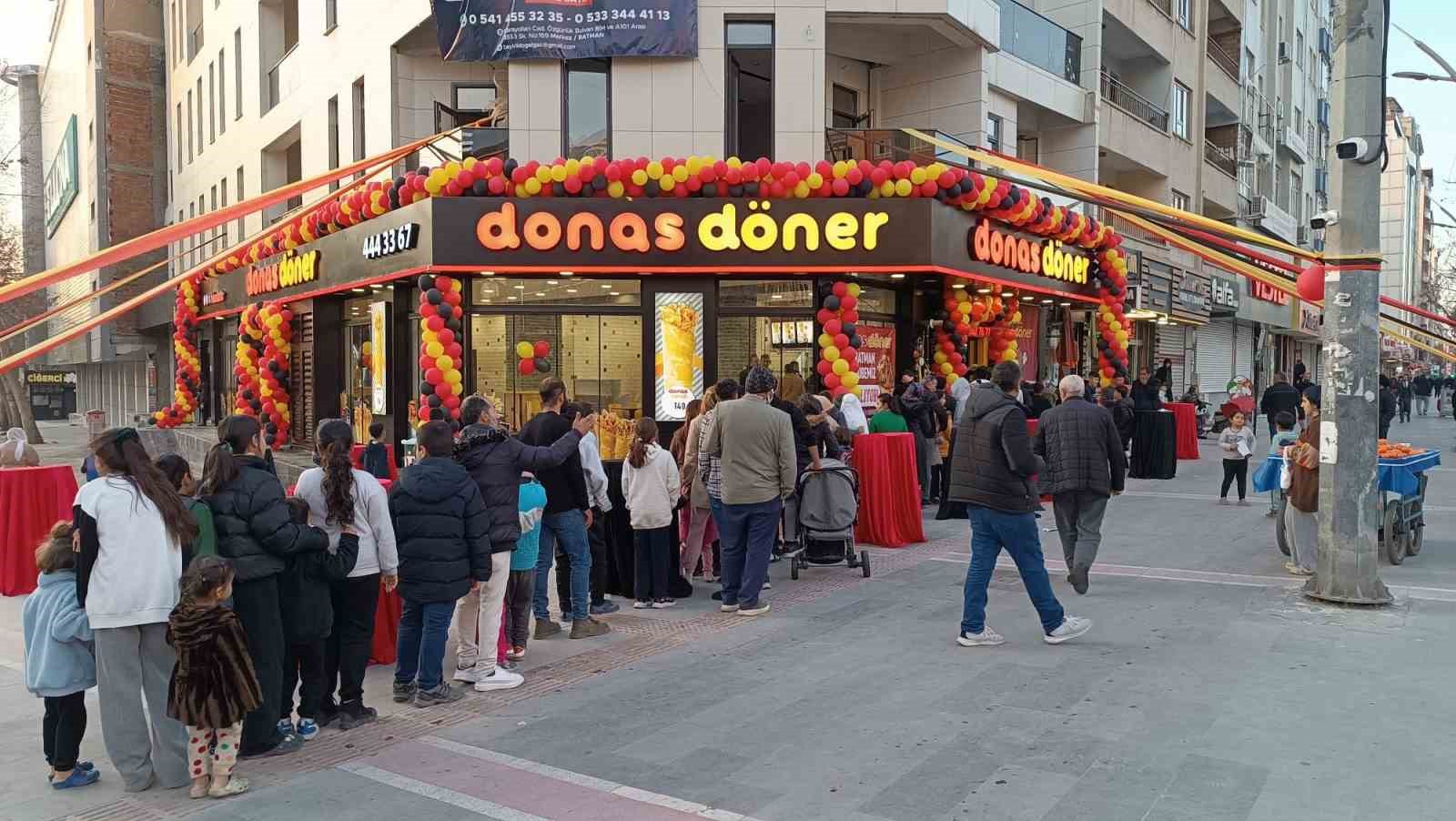 batmanda yeni acilan donerci bin kisiye ucretsiz iftar dagitti 4 mbTfVcMy