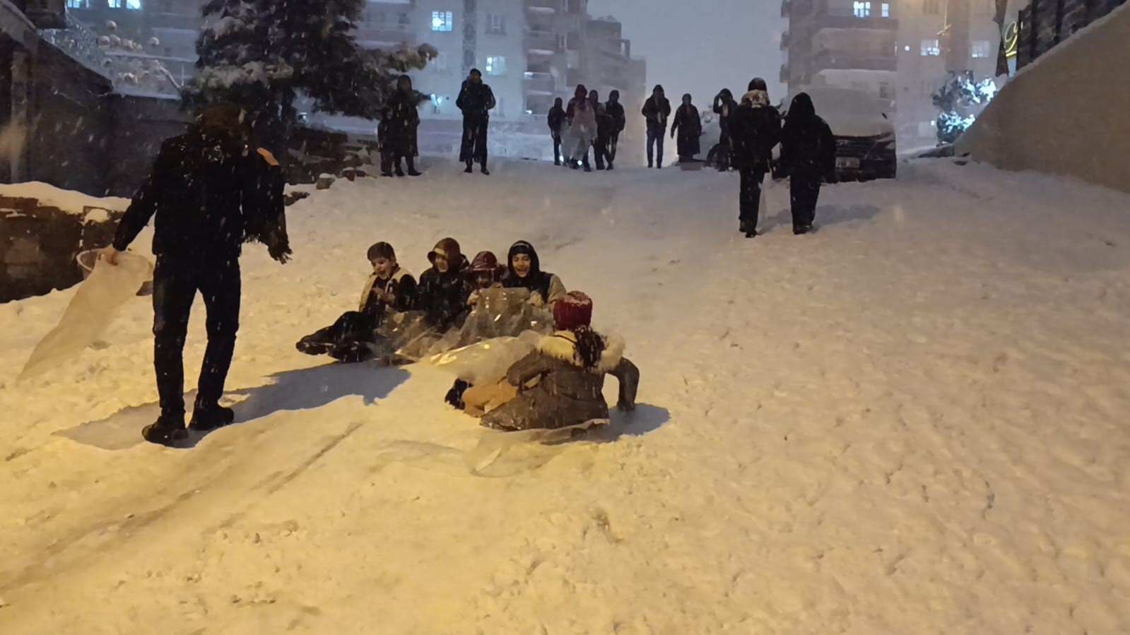 batmanda yillar sonra gelen kar sevinci davul zurna halay ve kizak keyfi 10 9viyZVl5