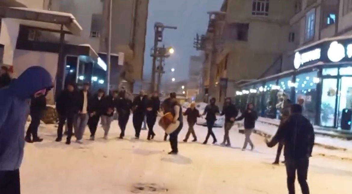 batmanda yillar sonra gelen kar sevinci davul zurna halay ve kizak keyfi 3