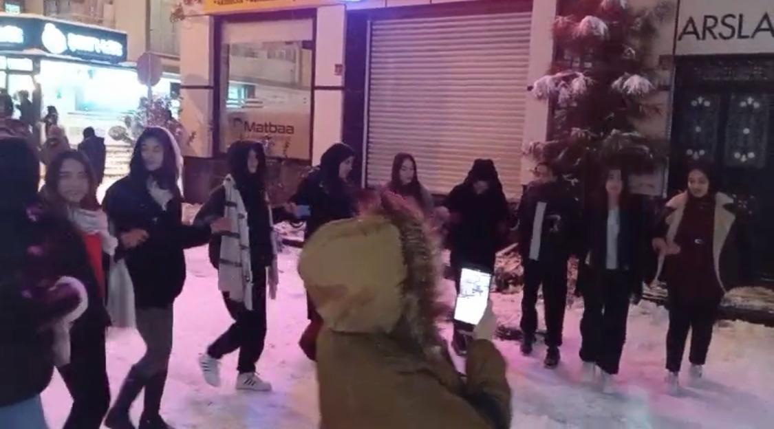 batmanda yillar sonra gelen kar sevinci davul zurna halay ve kizak keyfi 4 s5RnRbEN