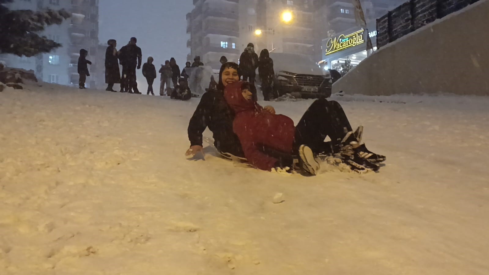 batmanda yillar sonra gelen kar sevinci davul zurna halay ve kizak keyfi 5 eGTnAVlN