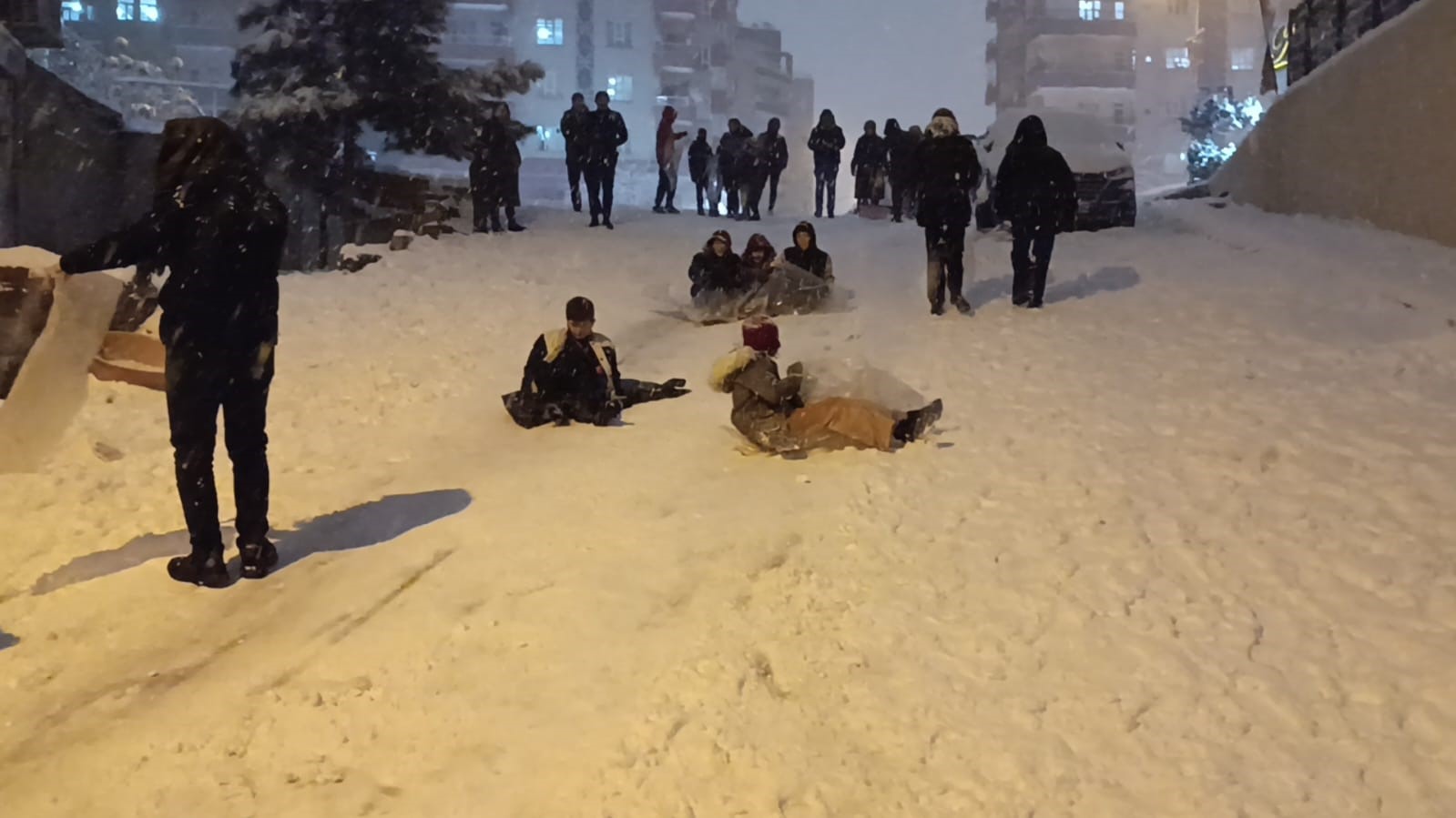 batmanda yillar sonra gelen kar sevinci davul zurna halay ve kizak keyfi 6 Z8rK27NF