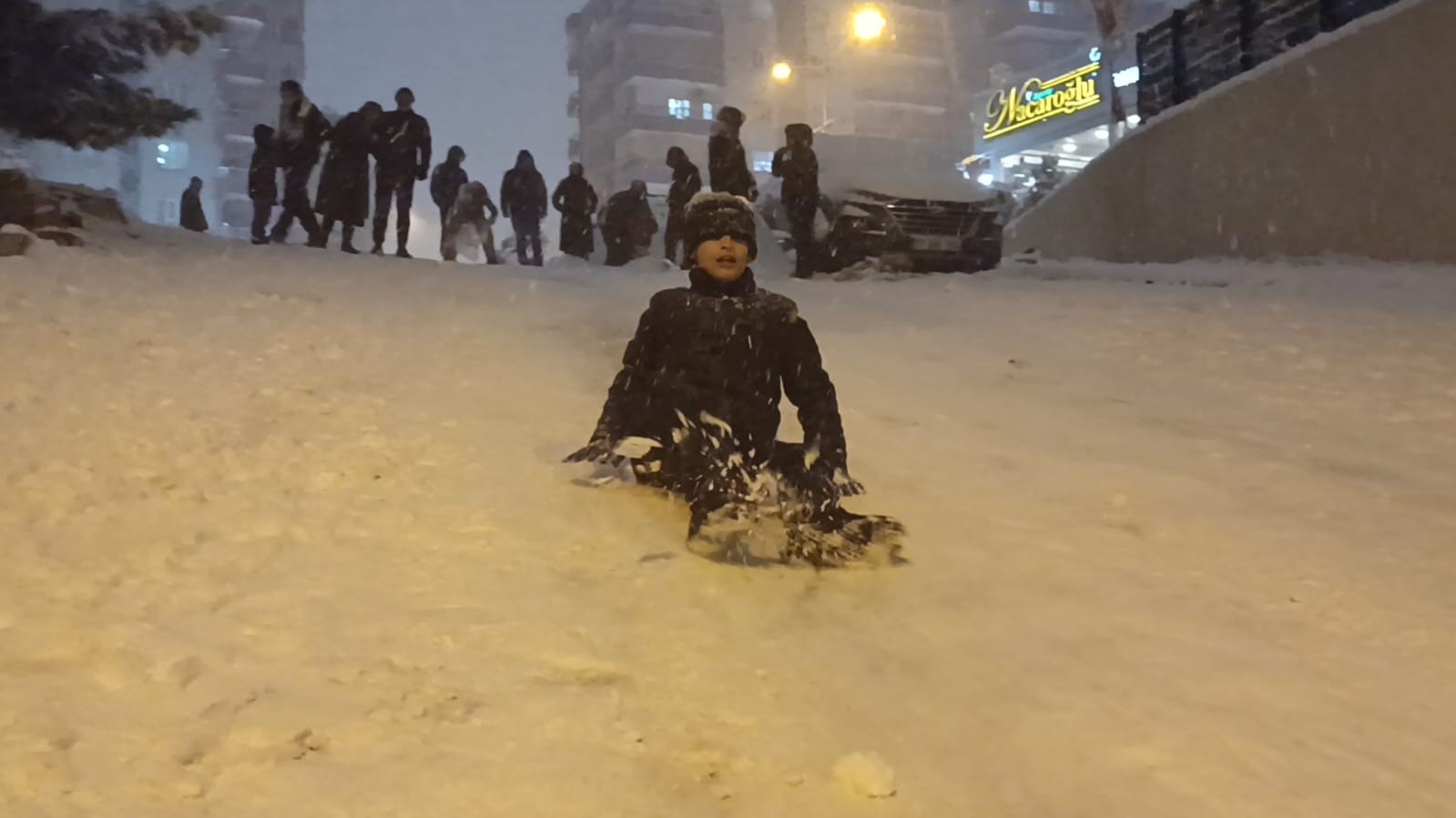 batmanda yillar sonra gelen kar sevinci davul zurna halay ve kizak keyfi 8 OWGehS92