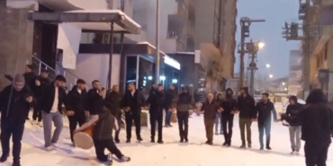 batmanda-yillar-sonra-gelen-kar-sevinci-davul-zurna-halay-ve-kizak-keyfi-z8Ej3mCe.jpg