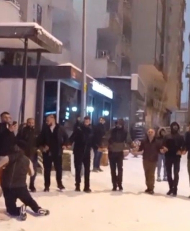 batmanda-yillar-sonra-gelen-kar-sevinci-davul-zurna-halay-ve-kizak-keyfi-z8Ej3mCe.jpg