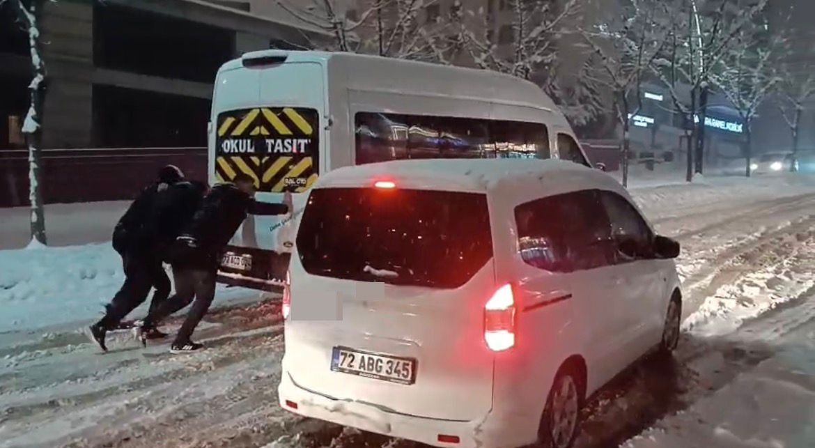 batmanda yogun kar yagisi suruculere zor anlar yasatti 1 lLirIjQY