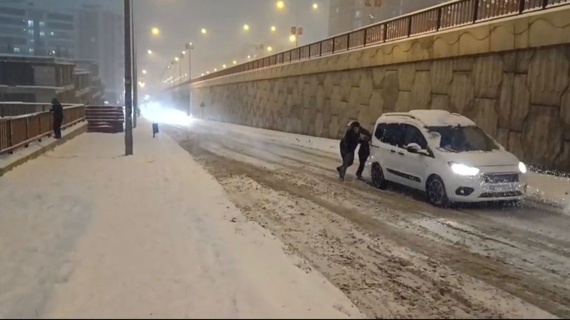 batmanda yogun kar yagisi suruculere zor anlar yasatti 3 HF9g2N7d