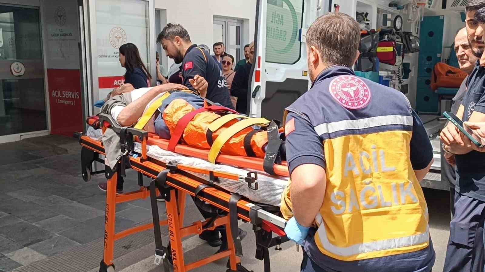 batmanda yolcu treninin carptigi yaya yaralandi 1 E9yY3RcC