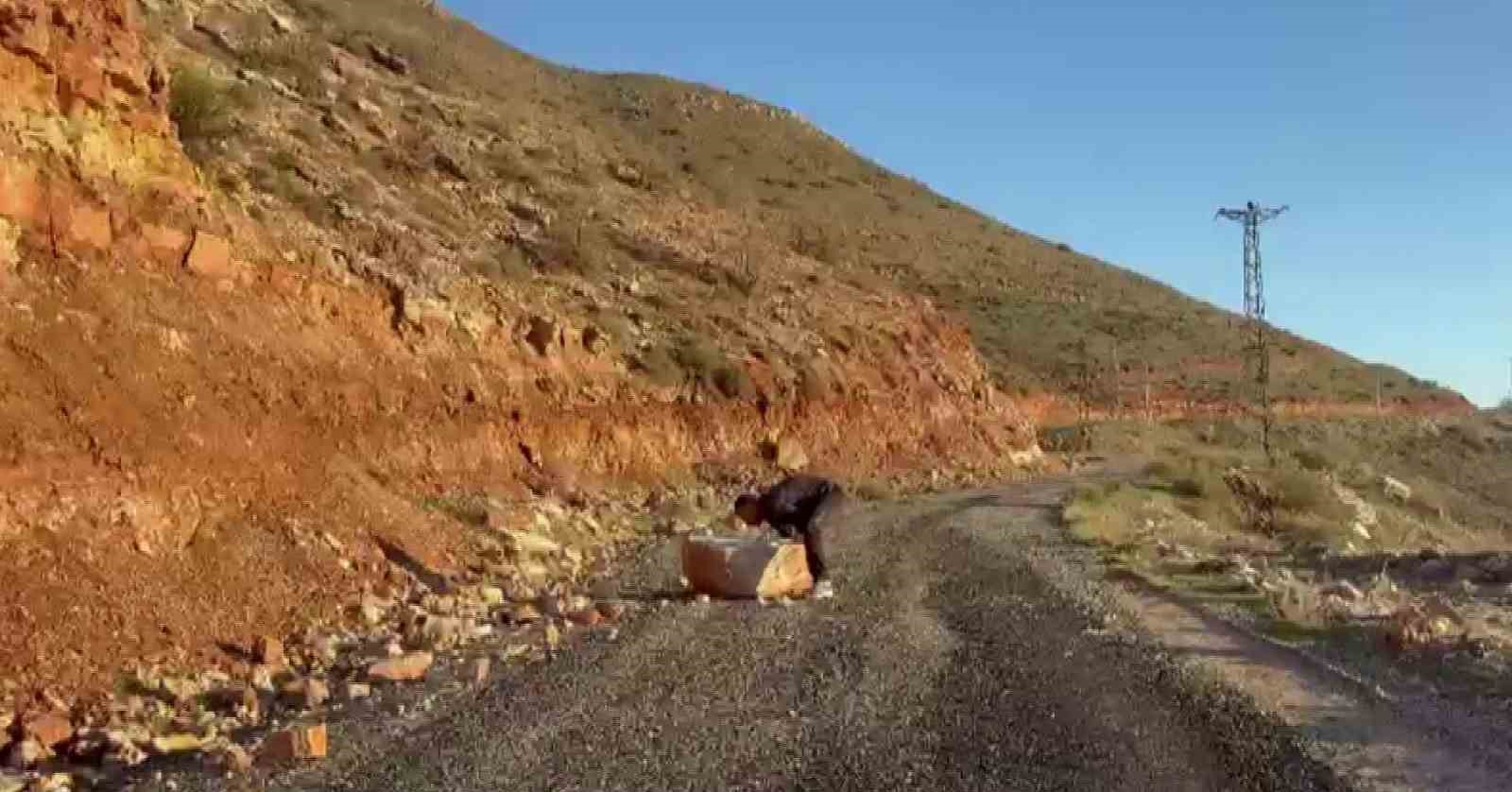batmanda yolu kapatan kayalari beden egitimi ogretmeni temizledi 1 ZdM8eLMe