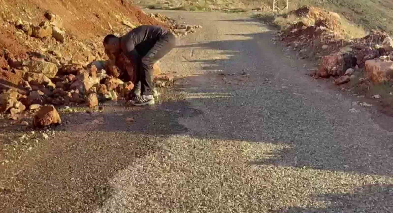 batmanda yolu kapatan kayalari beden egitimi ogretmeni temizledi 2 dcJ8QOmf