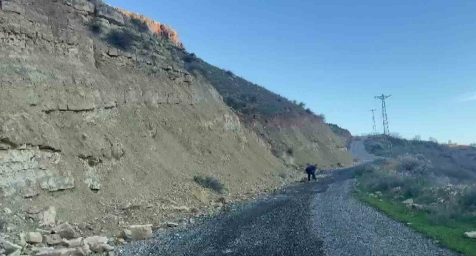 batmanda yolu kapatan kayalari beden egitimi ogretmeni temizledi 4 ejMpCcKg