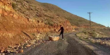 batmanda-yolu-kapatan-kayalari-beden-egitimi-ogretmeni-temizledi-e8cS66UD.jpg