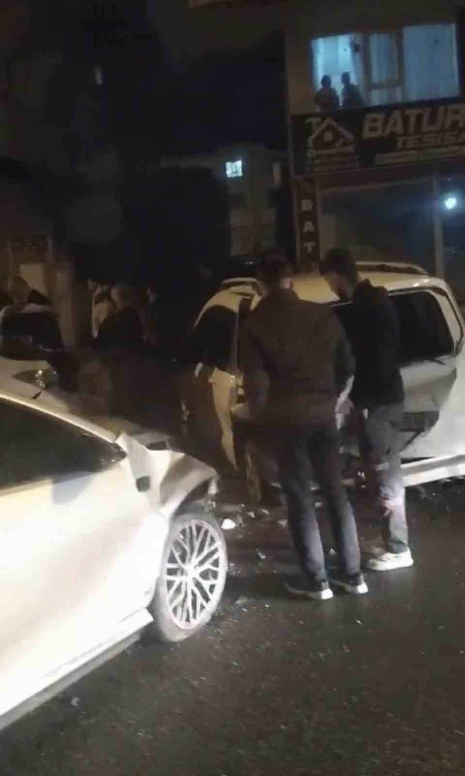 batmanda zincirleme trafik kazasi 1 yarali 1 eEA6iQBc