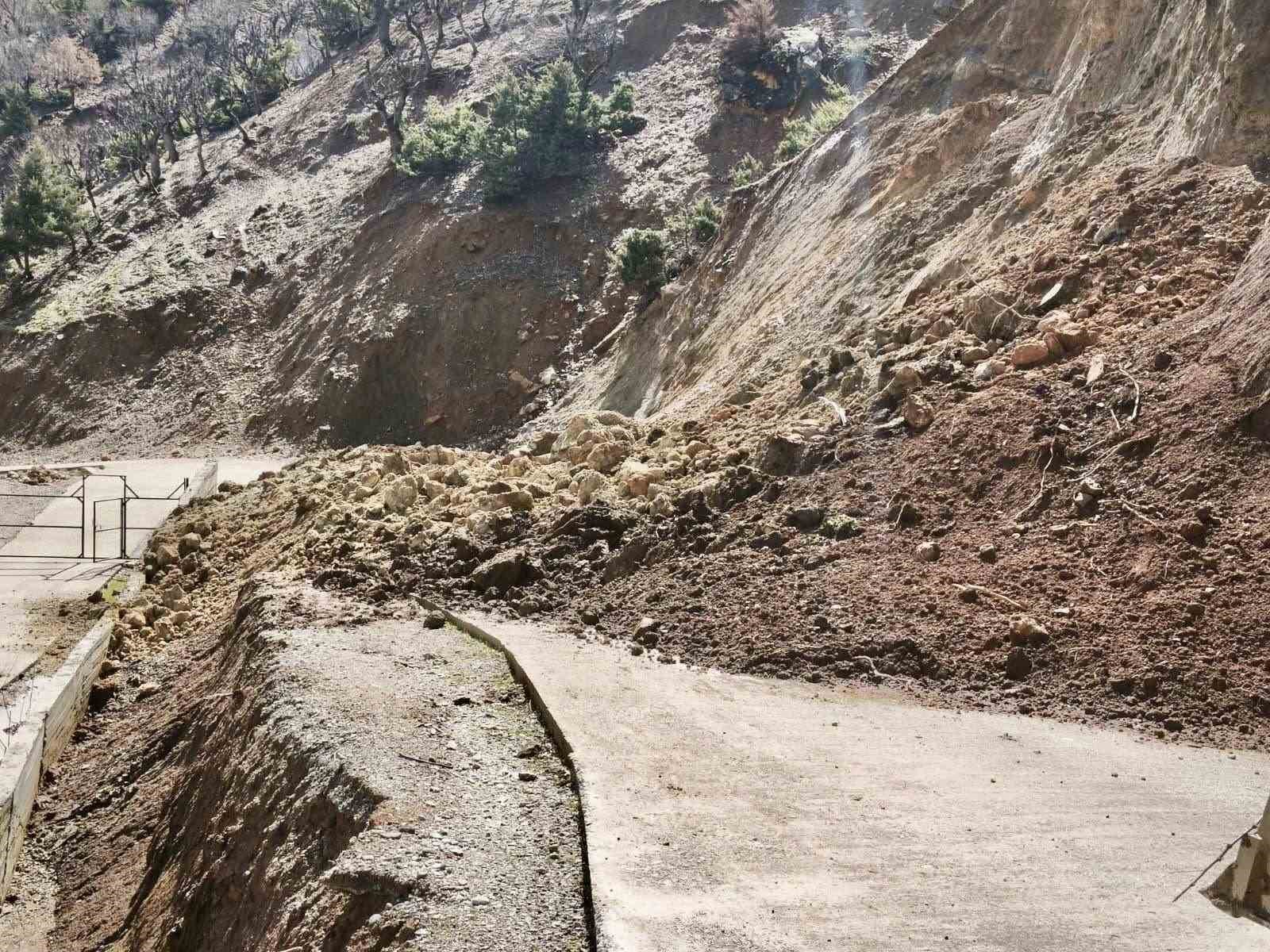 batmanin uc ilcesinde meydana gelen toprak kaymasi ulasimda aksamalara neden oldu 0 yesya2hN