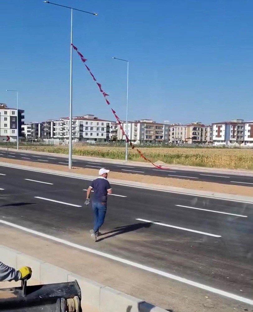 batmanli isci yerdeki turk bayragini alip boyunun yettigi en yuksek noktaya asti 0 6ntk8LDb