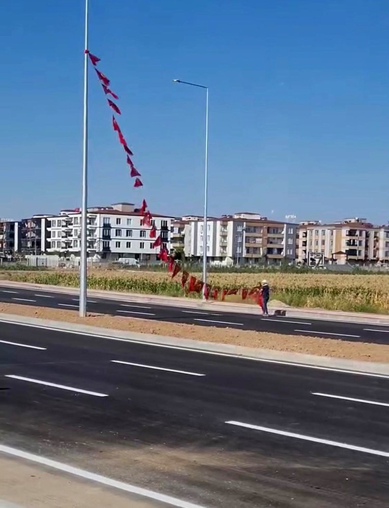 batmanli isci yerdeki turk bayragini alip boyunun yettigi en yuksek noktaya asti 1 DVpRbrI1