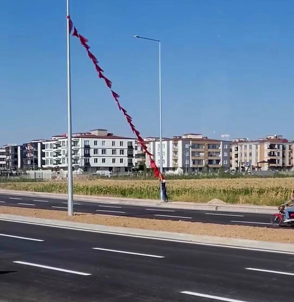batmanli isci yerdeki turk bayragini alip boyunun yettigi en yuksek noktaya asti 2 peBuTlPI