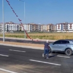 batmanli-isci-yerdeki-turk-bayragini-alip-boyunun-yettigi-en-yuksek-noktaya-asti-bn8eIaJH.jpg