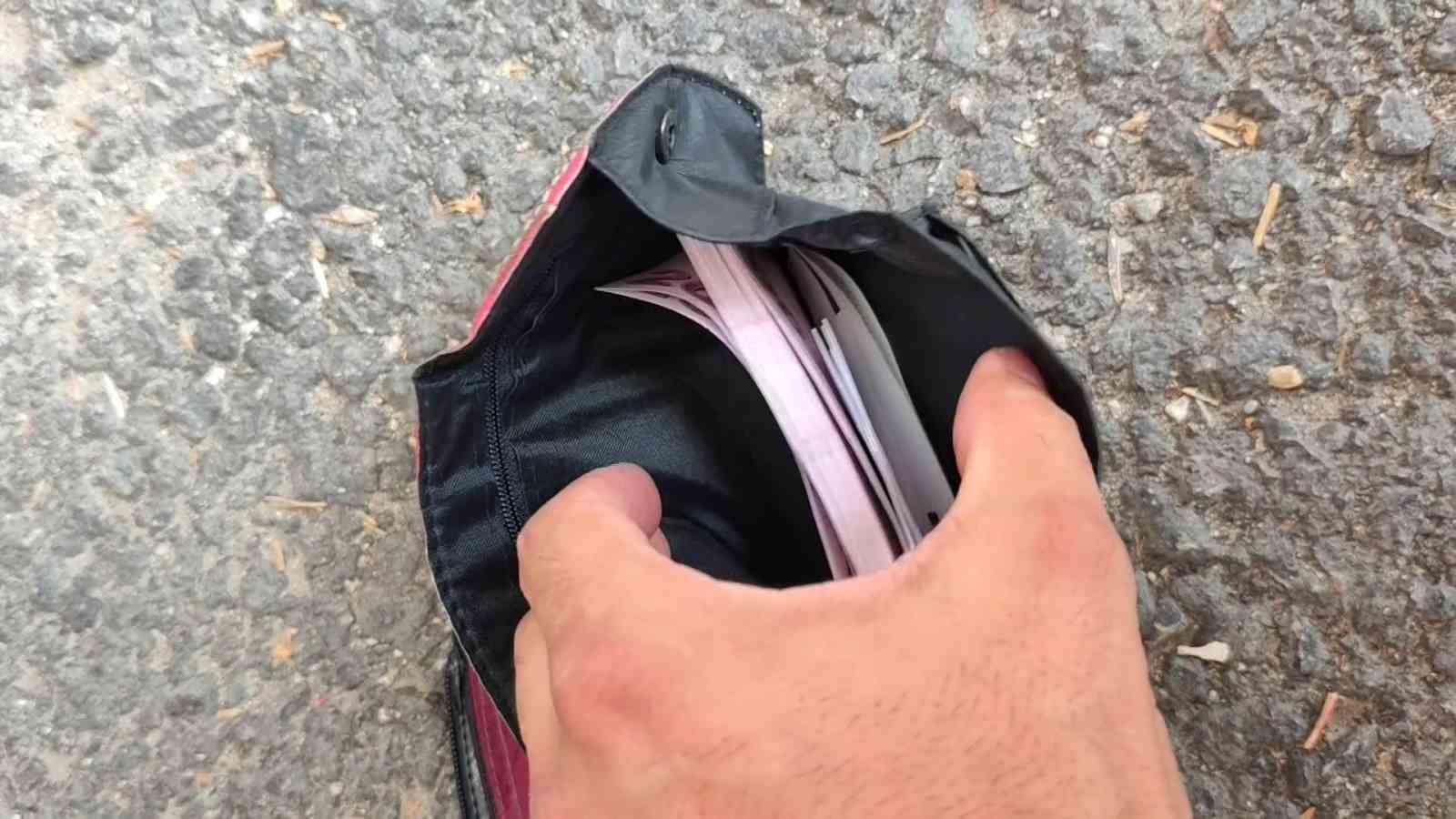 battaniyenin icinden cikan para ve cuzdanlari teslim etti yasli kadin poseti sordu 3 ybbzM2db