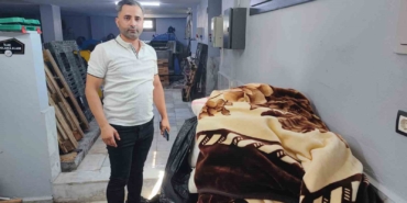 battaniyenin-icinden-cikan-para-ve-cuzdanlari-teslim-etti-yasli-kadin-poseti-sordu-XPjQPhse.jpg