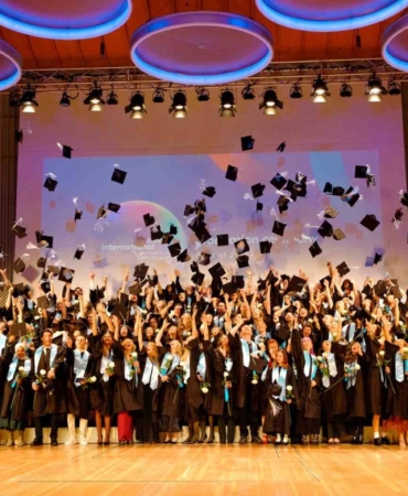 bau-global-agindaki-berlin-international-universitesinde-mezuniyet-coskusu-M7ApyAfM.jpg