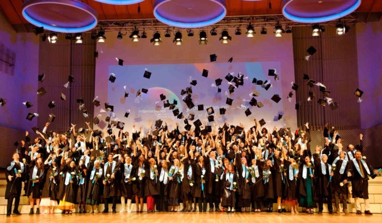 bau-global-agindaki-berlin-international-universitesinde-mezuniyet-coskusu-M7ApyAfM.jpg