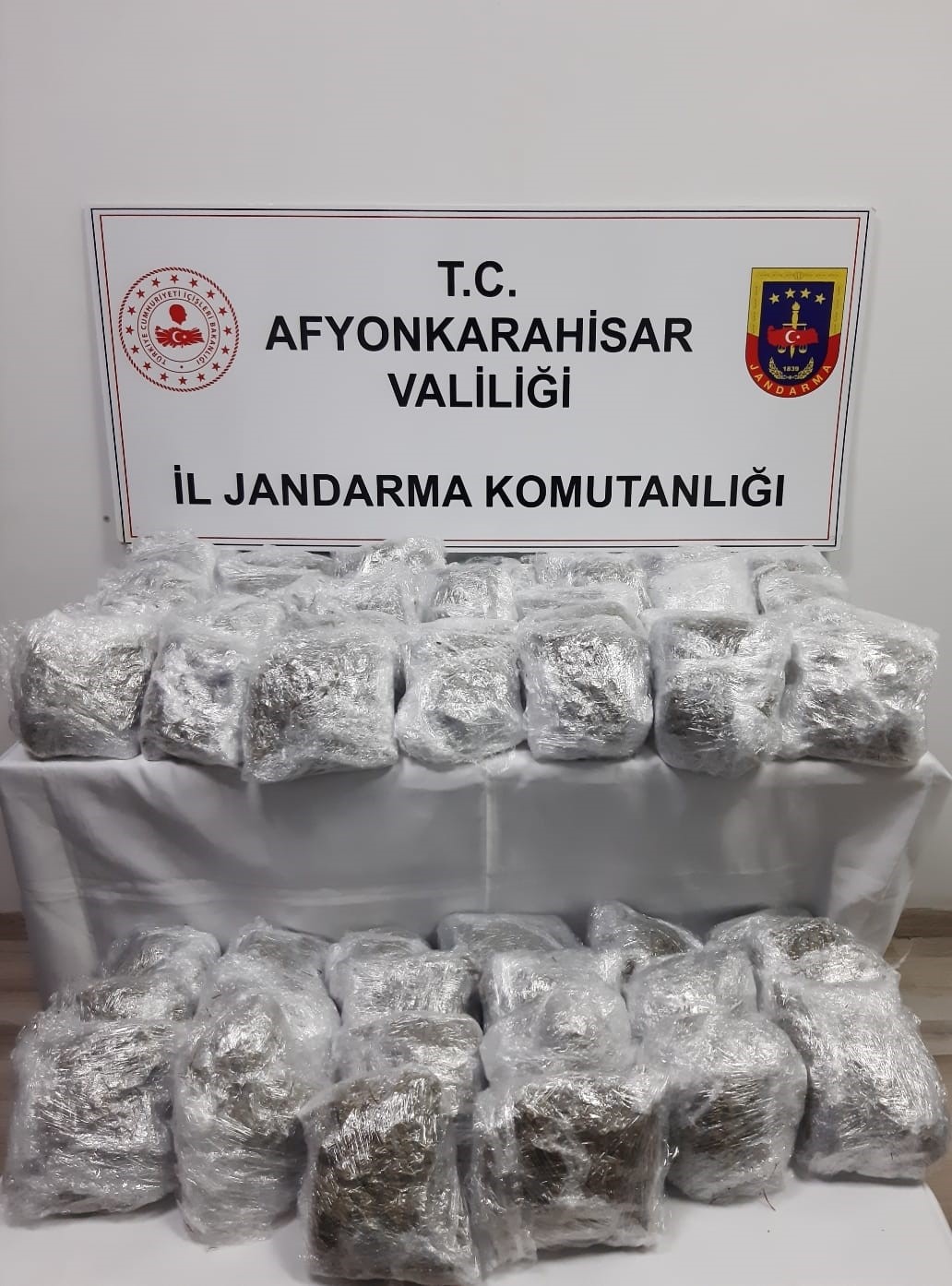 bavullarin icerisinden yaklasik 17 kilogram uyusturucu cikti 0 hXuvXNEK