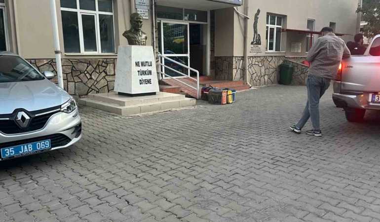 bayindirda-yasa-disi-horoz-dovusu-operasyonu-3-gozalti-6zxQXlYX.jpg