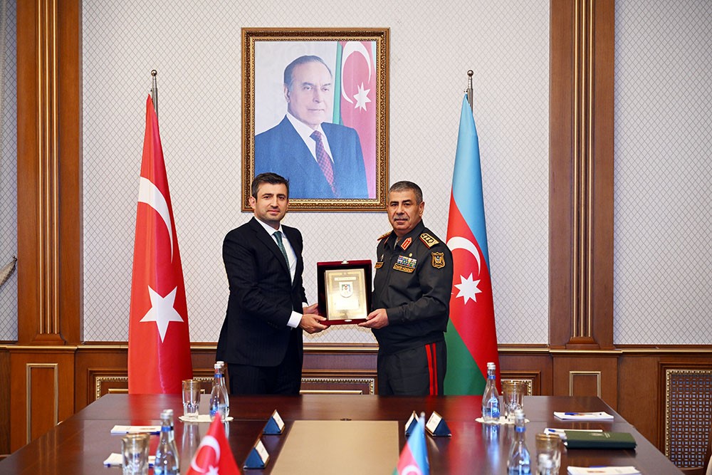 baykar yonetim kurulu baskani bayraktar azerbaycan savunma bakani hasanovla gorustu 0 NmpNcg3a