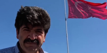 bayrak-adamin-vatan-sevdasi-her-tepeye-bir-bayrak-bS922Anx.jpg