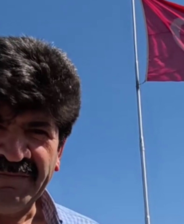 bayrak-adamin-vatan-sevdasi-her-tepeye-bir-bayrak-bS922Anx.jpg