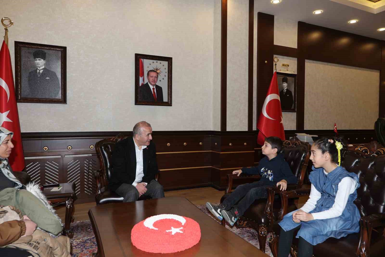 bayrak nobeti tutan minik ogrenciler vali hatipoglunun konugu oldu 0 LKZybLEs