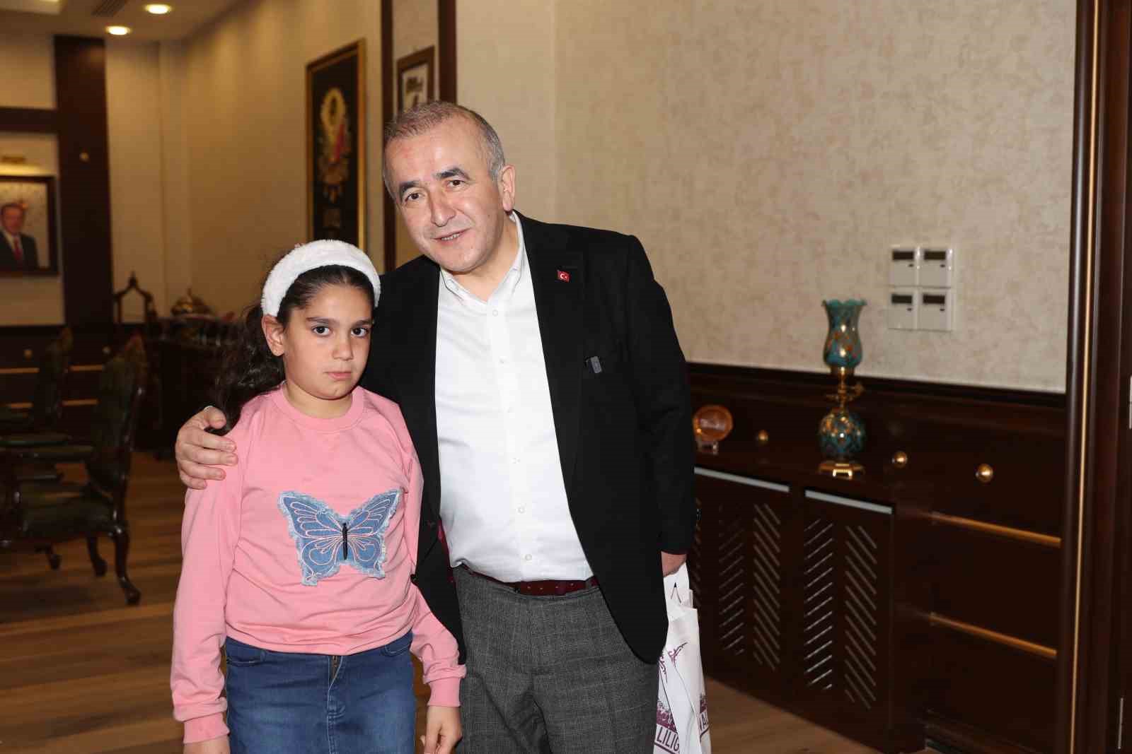 bayrak nobeti tutan minik ogrenciler vali hatipoglunun konugu oldu 2 ePlMCE5S