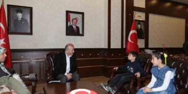 bayrak-nobeti-tutan-minik-ogrenciler-vali-hatipoglunun-konugu-oldu-Ea8mJKOD.jpg