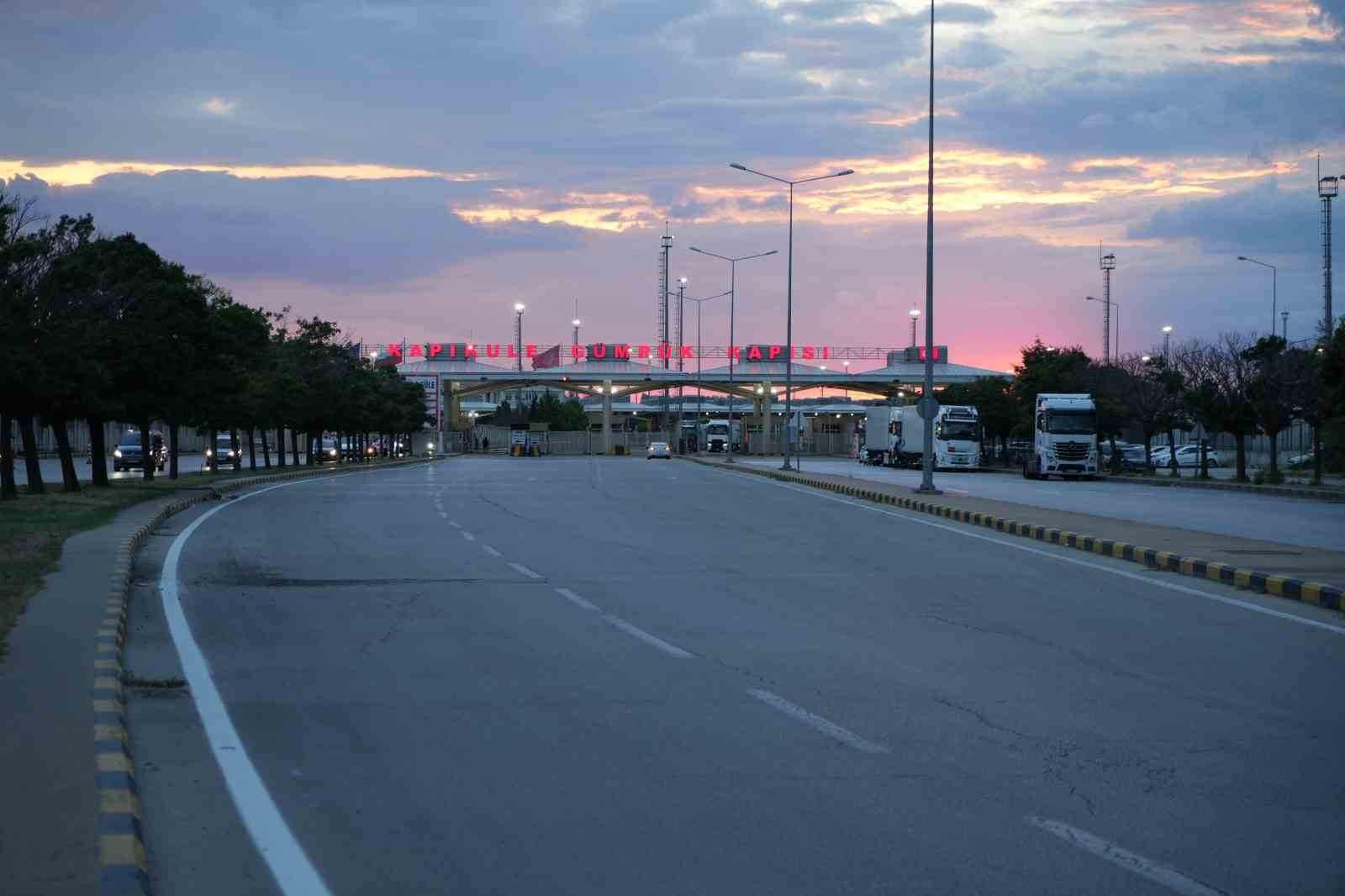 bayrak ve ezan hasretiyle yola cikan gurbetcilerin kapikuleden yurda girisleri suruyor 1