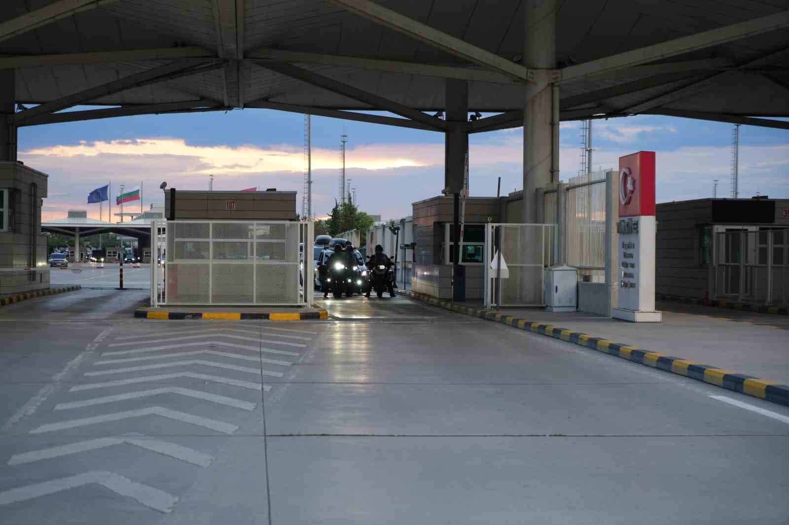 bayrak ve ezan hasretiyle yola cikan gurbetcilerin kapikuleden yurda girisleri suruyor 2 GSkzraGX