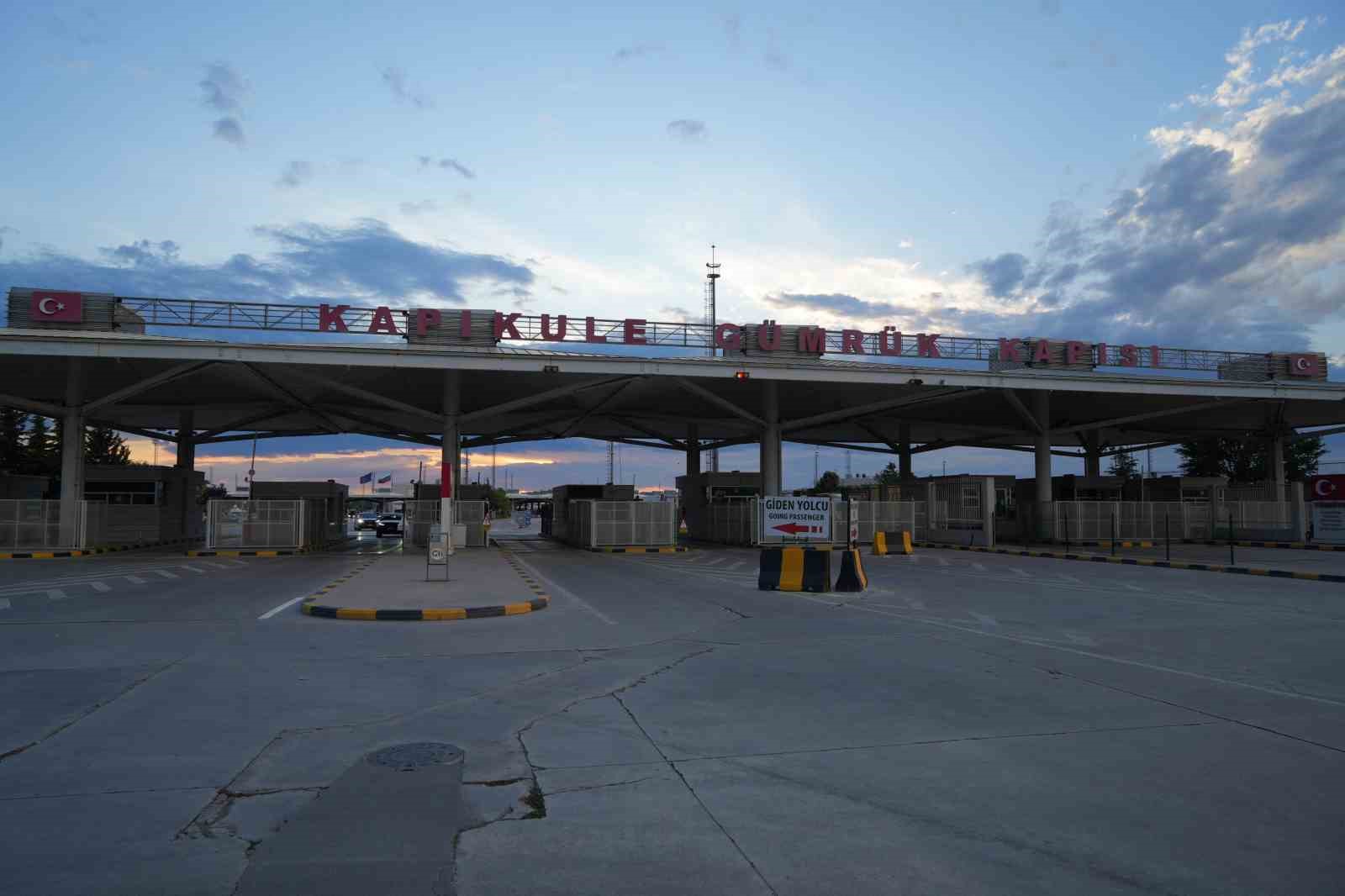 bayrak ve ezan hasretiyle yola cikan gurbetcilerin kapikuleden yurda girisleri suruyor 3 Yk6ihrrb