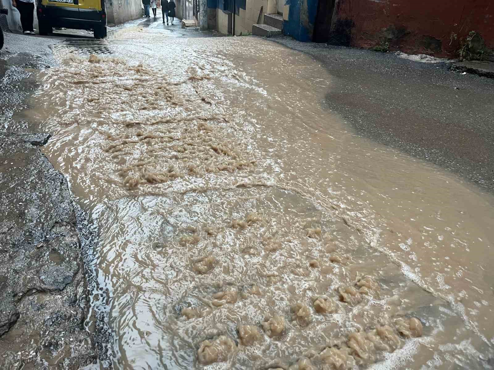bayraklida siddetli yagis taskinlara sebep oldu 1 4hJs3utw