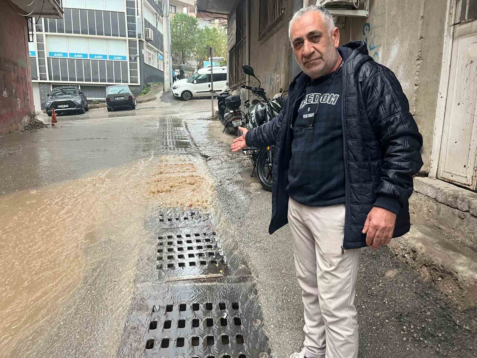bayraklida siddetli yagis taskinlara sebep oldu 2