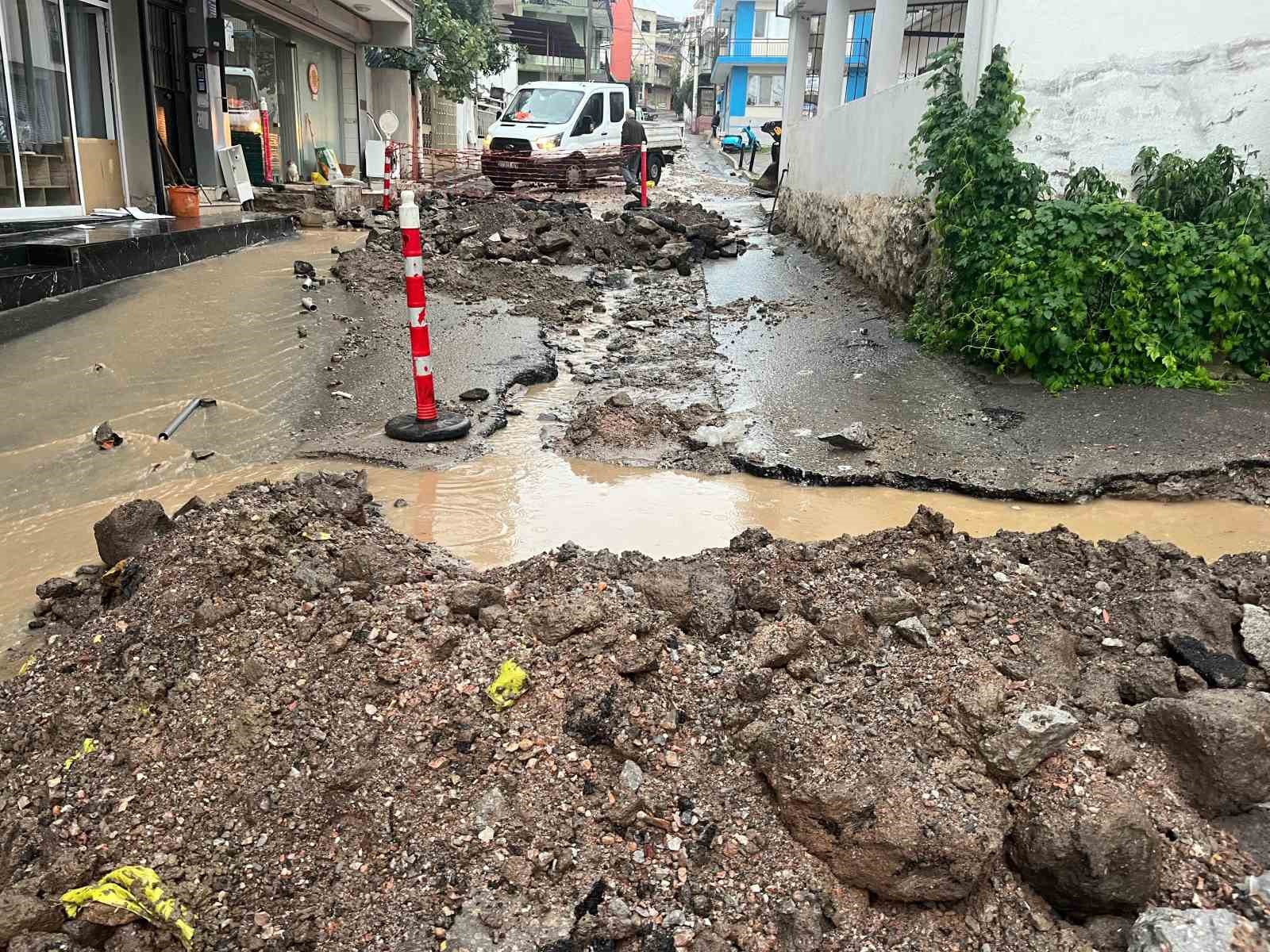 bayraklida siddetli yagis taskinlara sebep oldu 3 dTLsyIrh