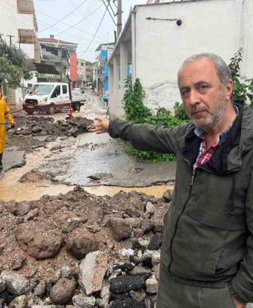 bayraklida-siddetli-yagis-taskinlara-sebep-oldu-qsJc3AX6.jpg