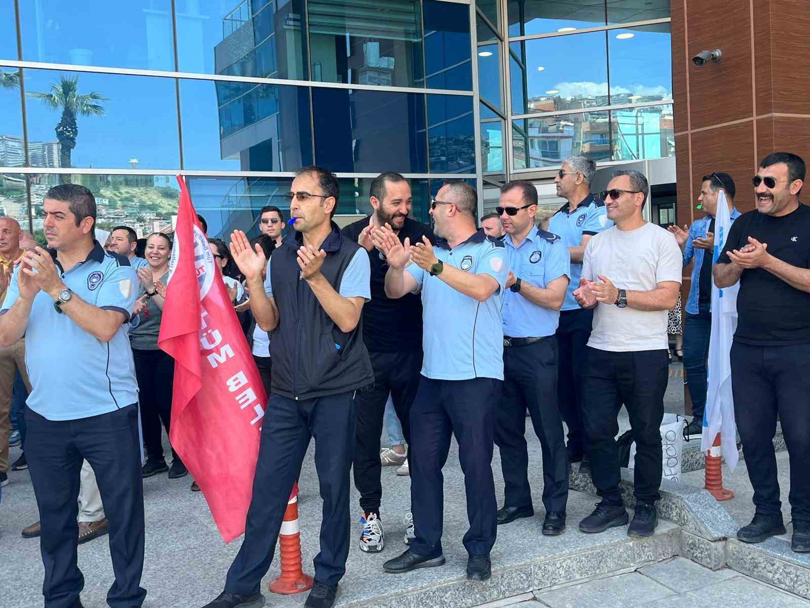 Bayraklı’da TİS haklarına ’tırpan’ isyanı: Memurlar Özgür Özel’in yolunu gözlüyor 5 bayraklida tis haklarina tirpan isyani memurlar ozgur ozelin yolunu gozluyor 1 9uK2bSTw