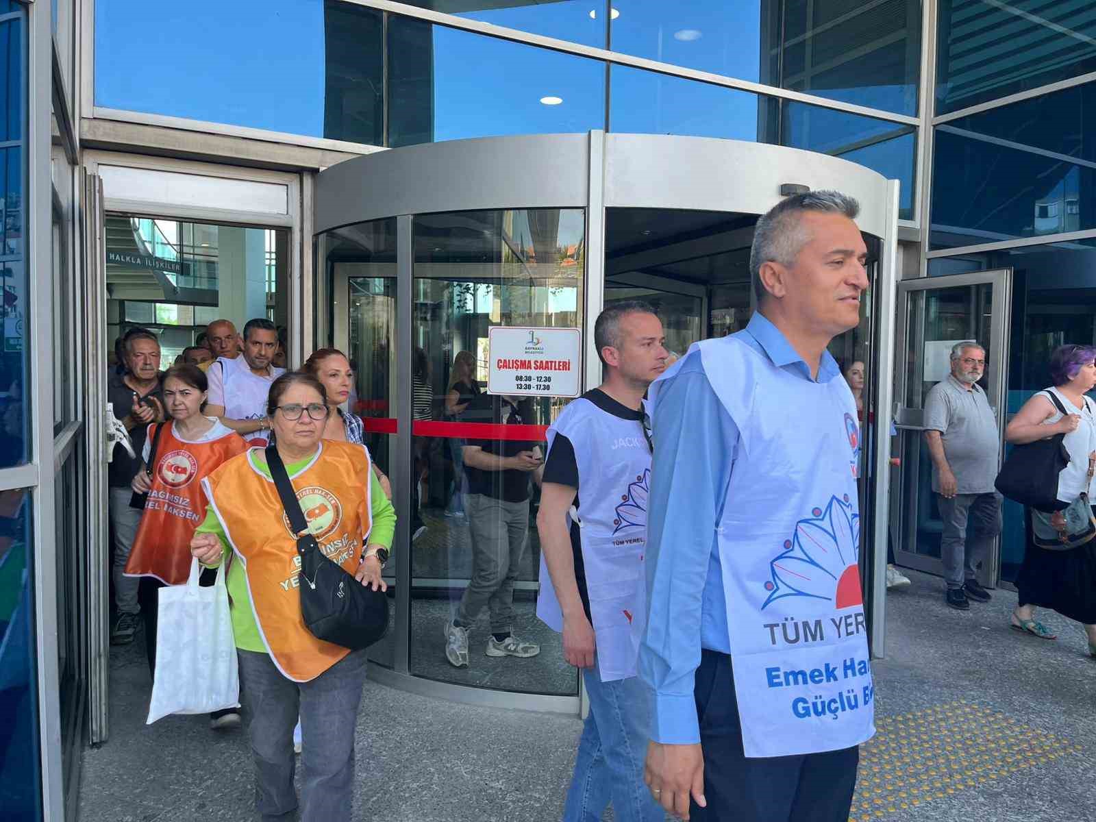 Bayraklı’da TİS haklarına ’tırpan’ isyanı: Memurlar Özgür Özel’in yolunu gözlüyor 9 bayraklida tis haklarina tirpan isyani memurlar ozgur ozelin yolunu gozluyor 5 znqDL19C