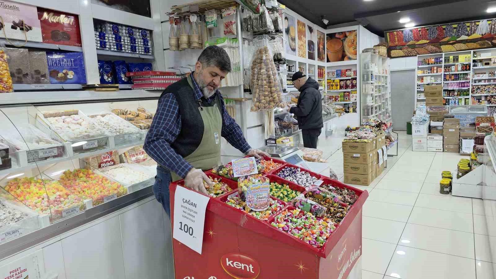 Bayram alışverişine gelen çocukları "ikram köşesi" ile sevindiriyor 5 bayram alisverisine gelen cocuklari ikram kosesi ile sevindiriyor 1 I9M9PcdQ