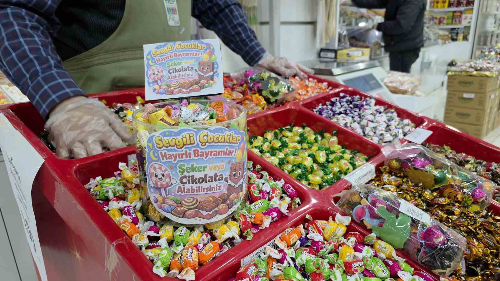 Bayram alışverişine gelen çocukları "ikram köşesi" ile sevindiriyor 6 bayram alisverisine gelen cocuklari ikram kosesi ile sevindiriyor 2 AMQ7G9Oz